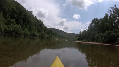kayak en el río nacional de buffalo, arkansas, ozarks, ee.uu.