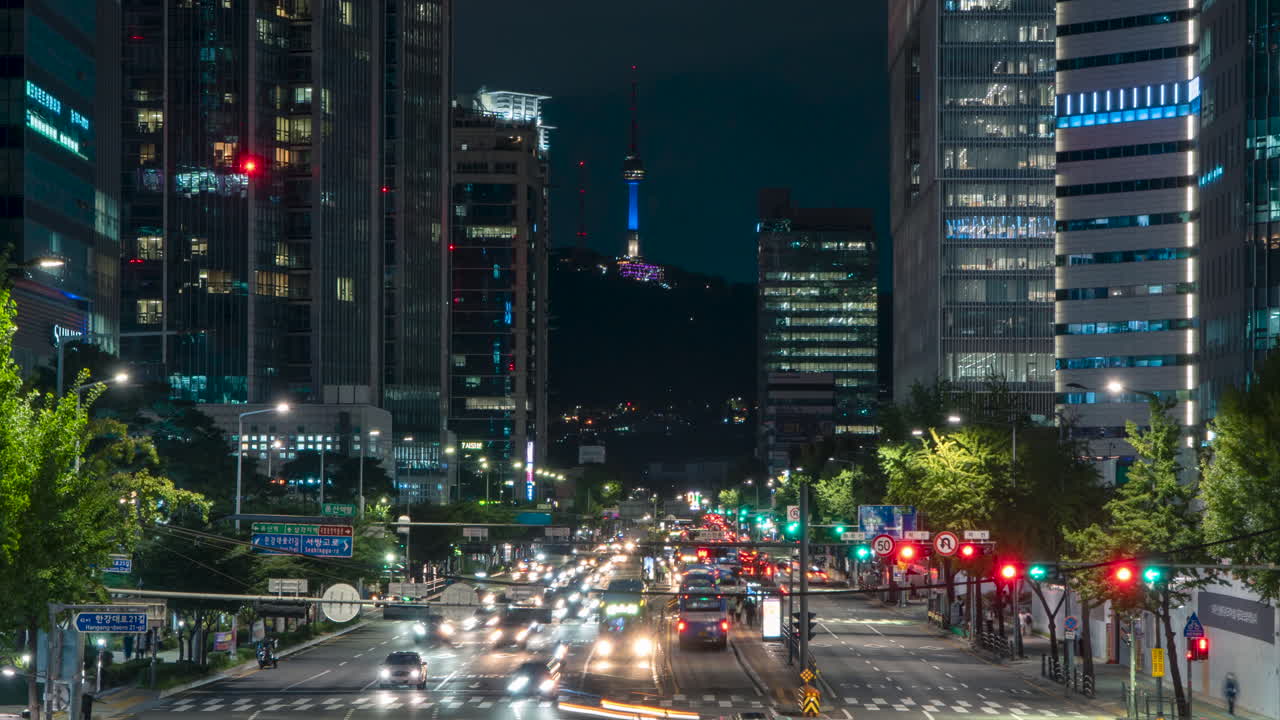 noche seúl ocupado tráfico de la estación yongsan en la encrucijada con vista a la torre namsan - zoom out timelapse