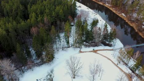 Luftaufnahme-Von-Anyksciai-Laju-Takas,-Einem-Baumwipfelpfadkomplex-Mit-Einem-Gehweg,-Einem-Informationszentrum-Und-Einem-Aussichtsturm,-Gelegen-In-Anyksciai,-Litauen,-In-Der-Nähe-Des-Flusses-Sventoji