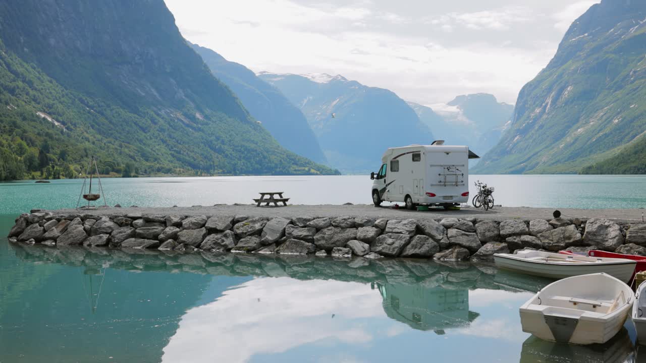 노르웨이 산맥 에 있는 호수  에 캠핑