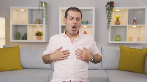 un hombre enfermo tosiendo.