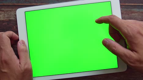 hombre con las manos y desplaza y desliza pantalla verde tableta clave croma