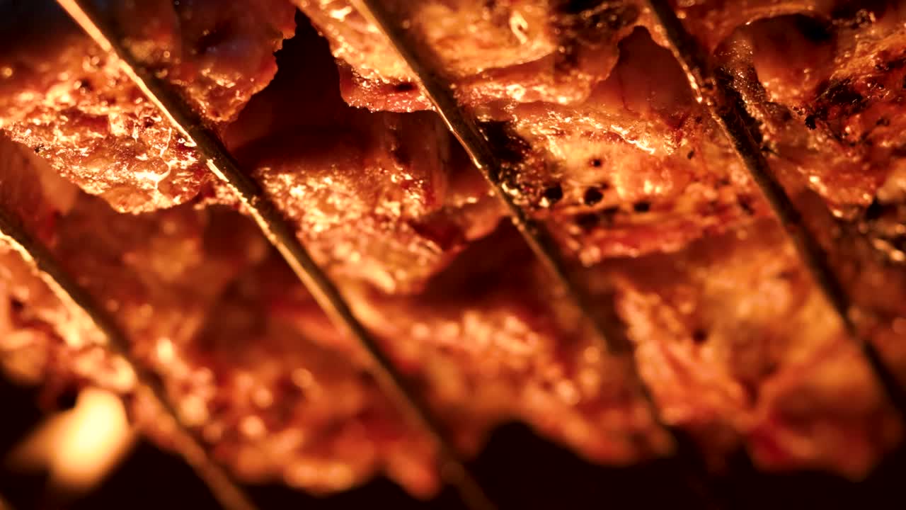 그릴에서 지방이 떨어지는 고기