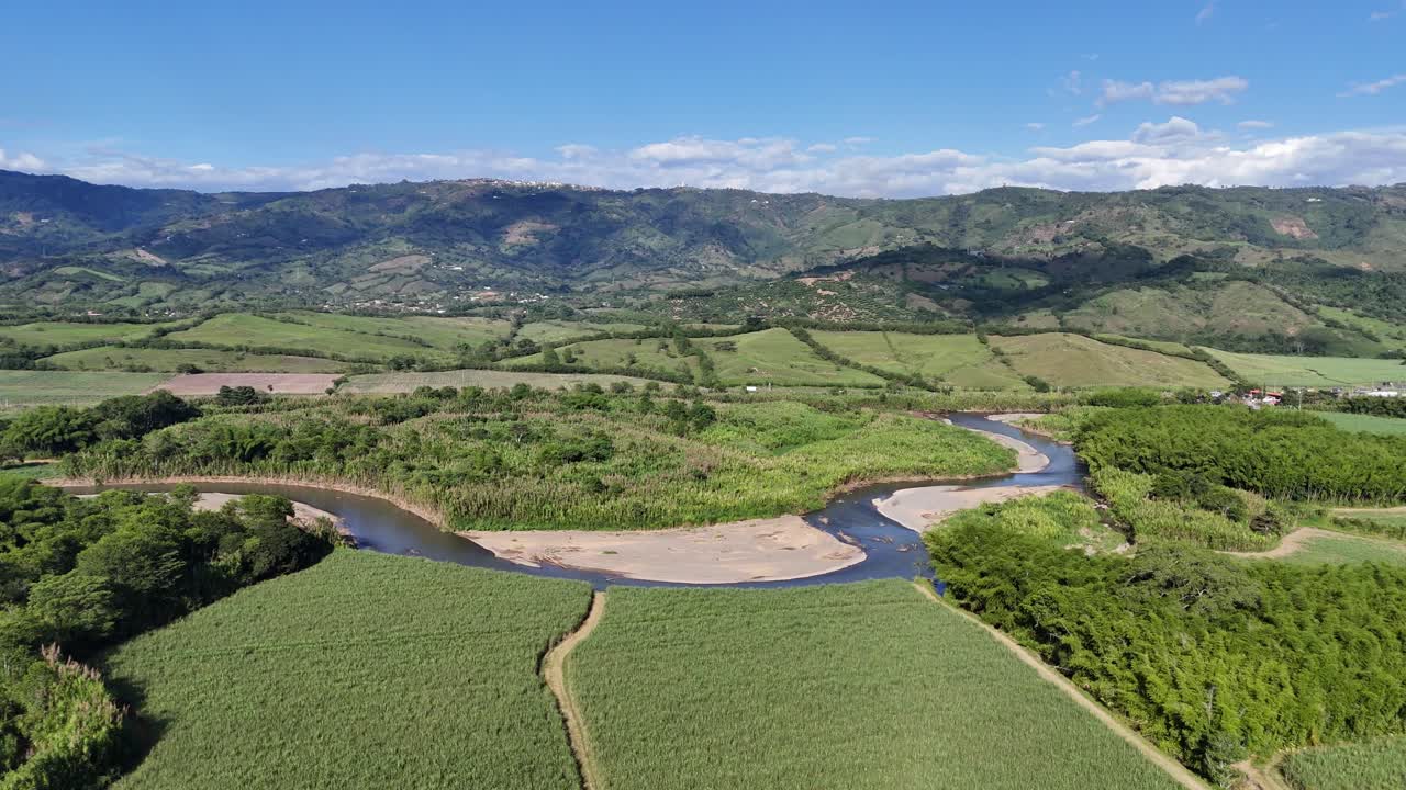 Fiume serpeggiante che attraversa una natura selvaggia e verde