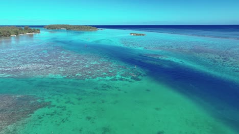 Fliegen-Sie-über-Moorea-Korallenriffe-Im-Pazifischen-Ozean,-Französisch-Polynesien