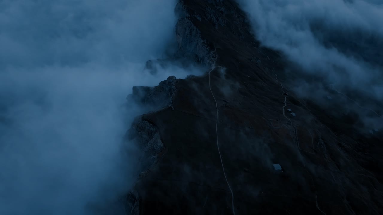 백운석에 있는 세다 산의 공중 드론 영상