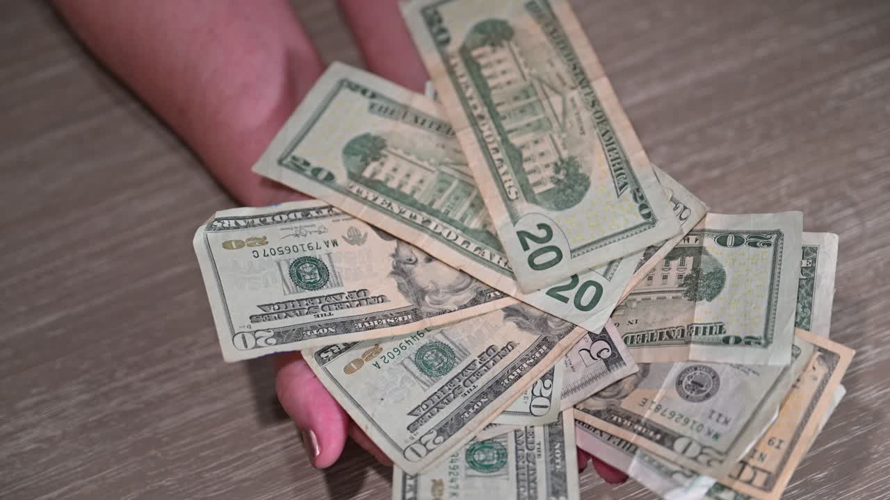 las manos femeninas mayores tratan de atrapar los huevos de oro de las oportunidades de jubilación con éxito parcial.