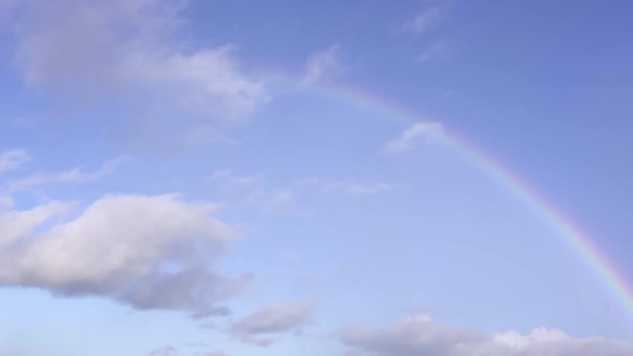 arco iris colorido en el cielo azul