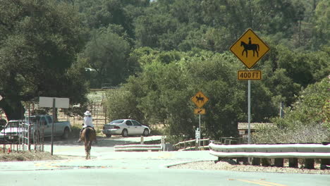 Reiter-Neben-Einem-Horse-Crossing-Schild-Am-Ventura-River-Konserve-In-Ojai-Kalifornien-Ca