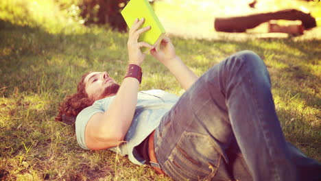 en formato 4k de alta calidad joven leyendo un libro en el parque