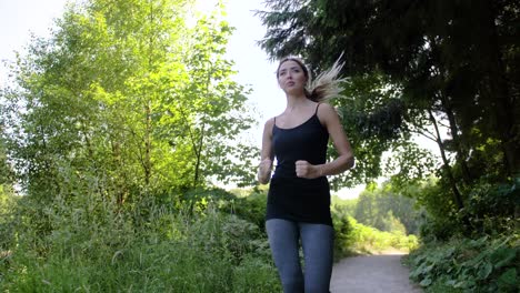 Vista-De-ángulo-Bajo-De-Una-Mujer-Bonita-Corriendo-Por-Un-Camino