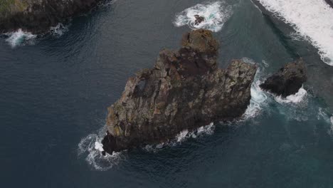 Vista-Aérea-De-Los-Islotes-De-Ribeira-Da-Janela,-Unas-Impresionantes-Formaciones-Rocosas-Que-Marcan-El-Paisaje-Marino.