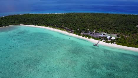 在馬爾代夫的哈尼馬杜島上一個完美的夏天, 在熱帶<unk>林中隱藏的海灘公寓的高空景觀