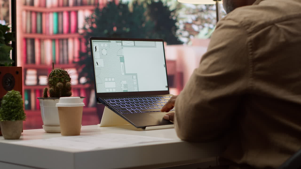 empreendedor a redigir planos arquitetónicos para uma caça a espaços de escritório