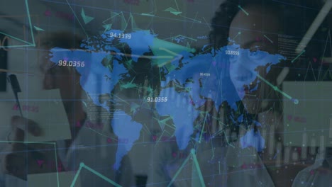 Animación-Del-Mapa-Mundial-Y-Procesamiento-De-Datos-Financieros-Sobre-Una-Mujer-De-Negocios-En-El-Cargo