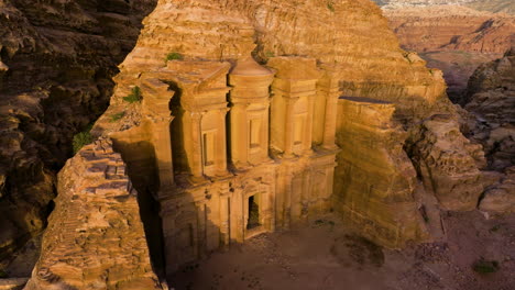 Geschnitztes-Monumentales-Gebäude-Des-Klosters-Ad-Deir-Bei-Sonnenuntergang-In-Der-Antiken-Stadt-Petra,-Jordanien