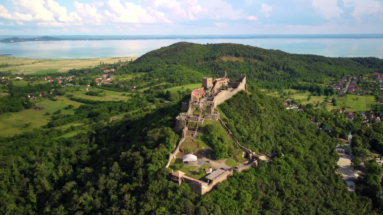 imagen de un dron de un hermoso castillo antiguo szigliget en húngaro 4k