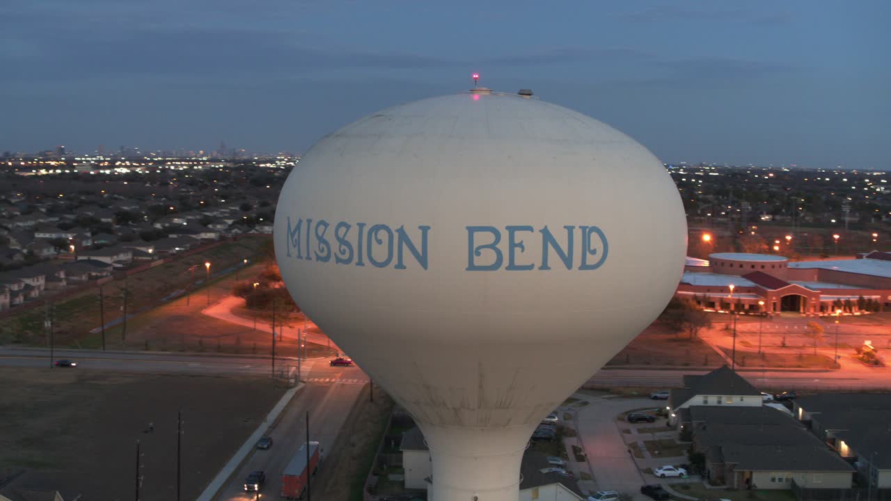 Fluide riprese aeree con drone del quartiere residenziale di Mission Bend nella zona ovest di Houston, Texas, che mostrano case suburbane e la disposizione della comunità alla luce del giorno
