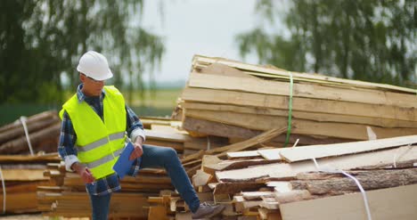 ingeniero que trabaja en la industria de la madera