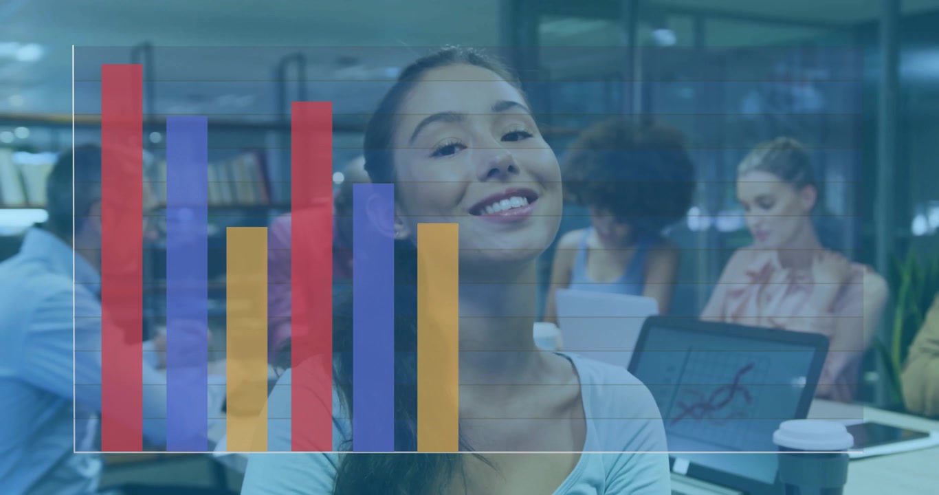 Mulher sentada à mesa em escritório de plano aberto analisando dados de negócios, animando gráfico para insights.