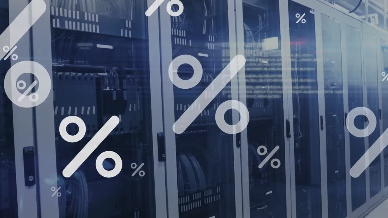 Animazione di simboli percentili su linguaggio di programmazione con sala server sullo sfondo