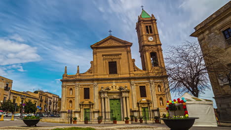 Zeitrafferansicht-Der-Kirche-Des-Heiligen-Nikolaus-Von-Bari,-Flauschige-Wolken,-Blauer-Himmel