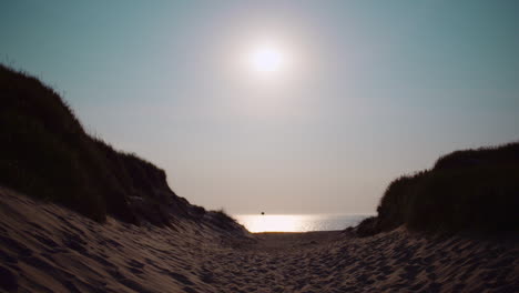 Filmischer-Sonnenaufgang-Am-Meer-Am-Frühen-Morgen