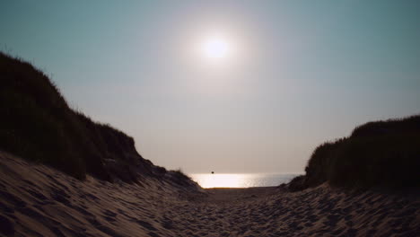 amanecer cinematográfico en la orilla del mar a primera hora de la mañana