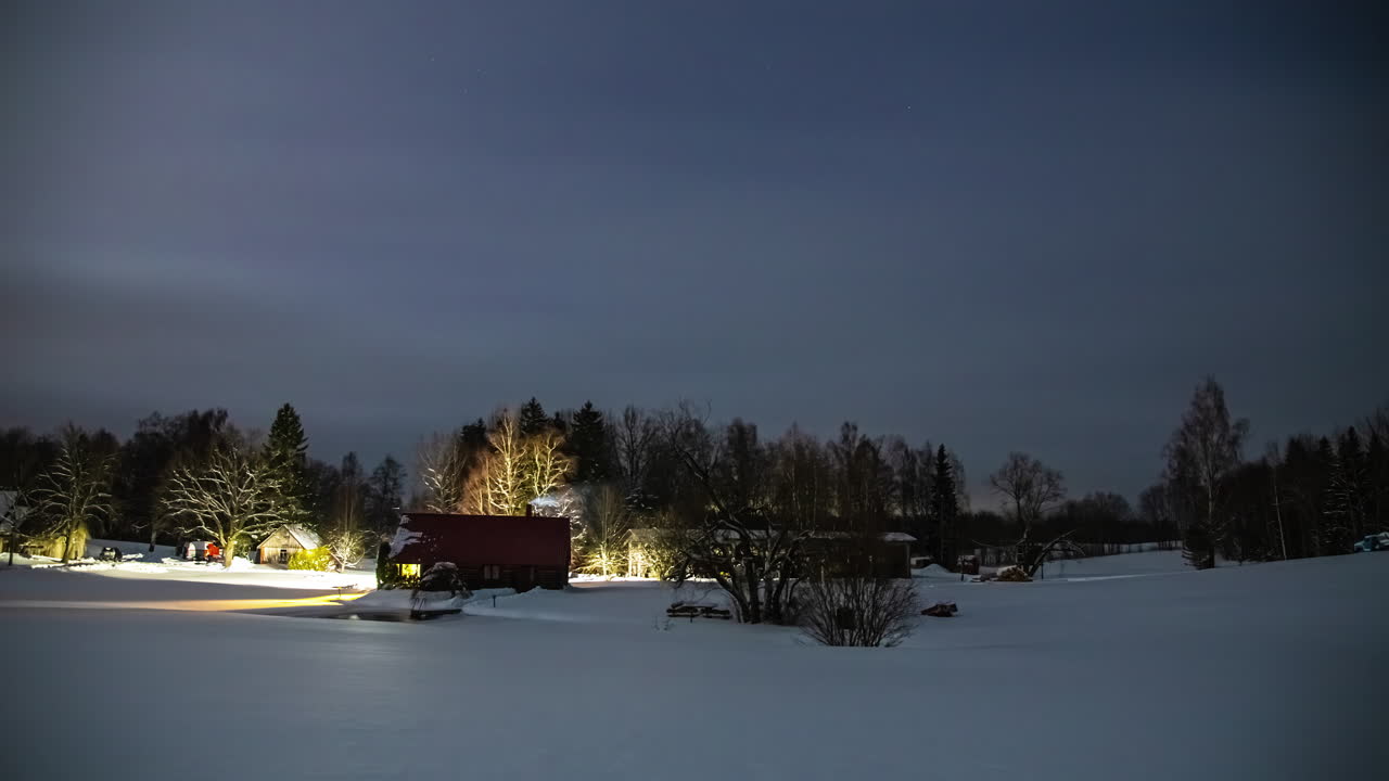 tiro de lapso de tiempo de nubes oscuras que cubren el cielo durante el día de invierno nevado con apartamentos en zona rural