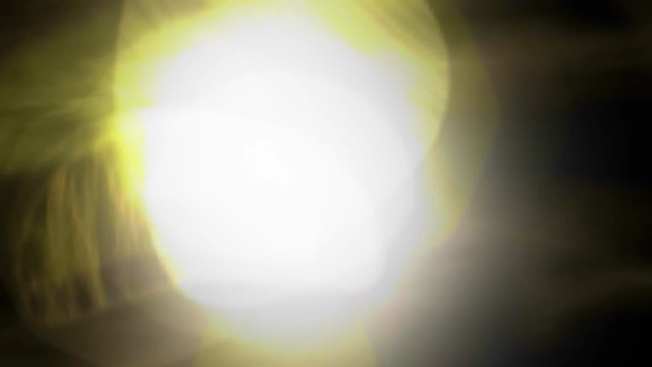 brillo de la lente con fugas de luz efecto de película en fondo negro. fondo.