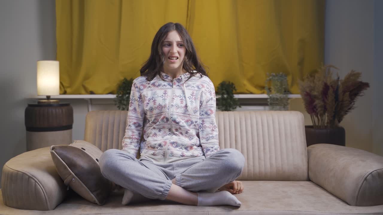 밤에 집에서 신경 ⁇ 약을  ⁇ 고 있는 젊은 여성.