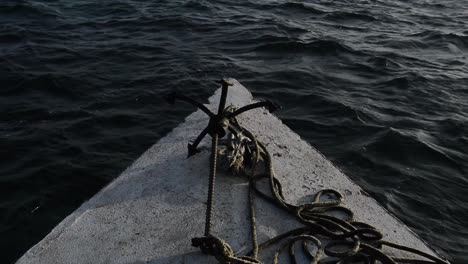 fpv de un náufrago solo en una balsa en medio del mar, perdido en el océano, concepto solitario