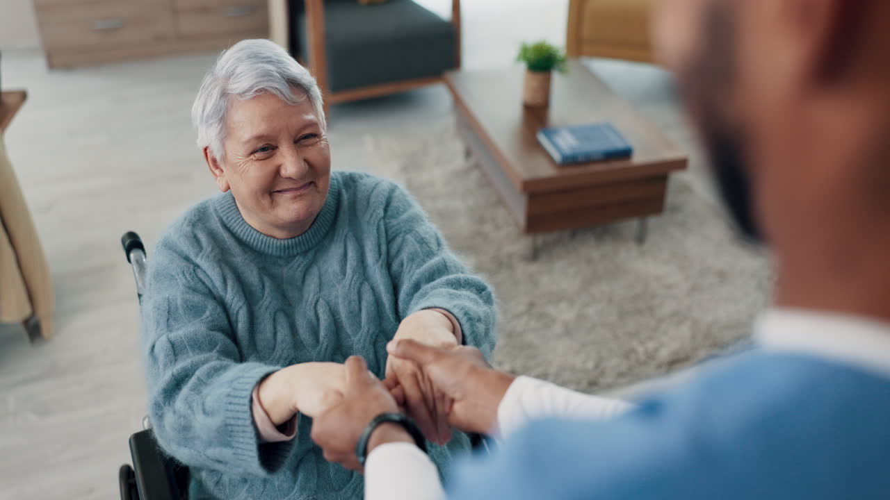 silla de ruedas, feliz o anciana cogiéndose de las manos