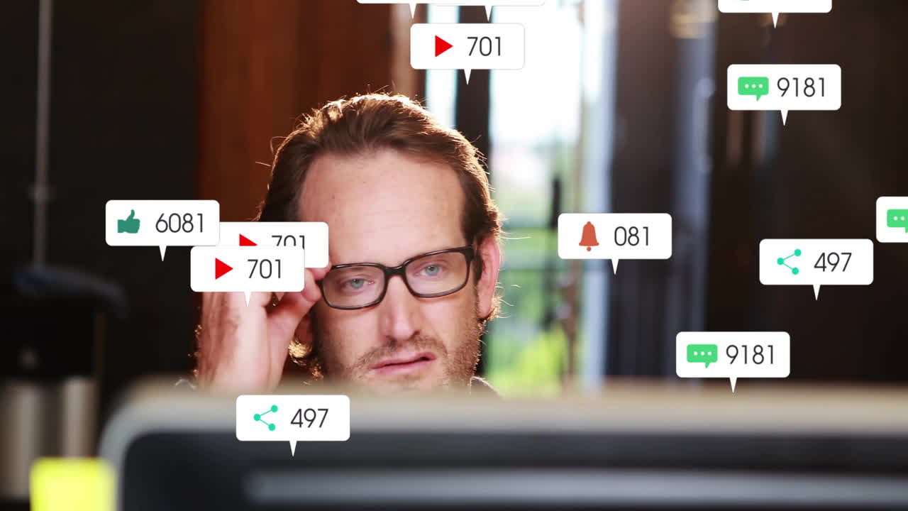 animación de iconos de los medios sobre empresario caucásico usando computadora en la oficina
