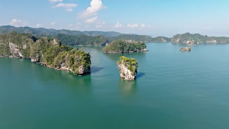 toma de órbita aérea que muestra la hermosa bahía de samaná con islas tropicales y luz solar