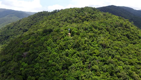 Acercándose-A-La-Cruz-Blanca-En-El-Corazón-De-La-Alta-Montaña-Verde,-Ermita-Hill,-Baler,-Filipinas