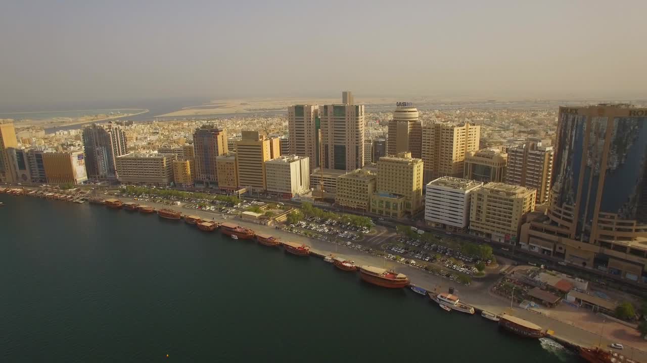 el centro histórico de los emiratos árabes unidos. amanecer. 4k