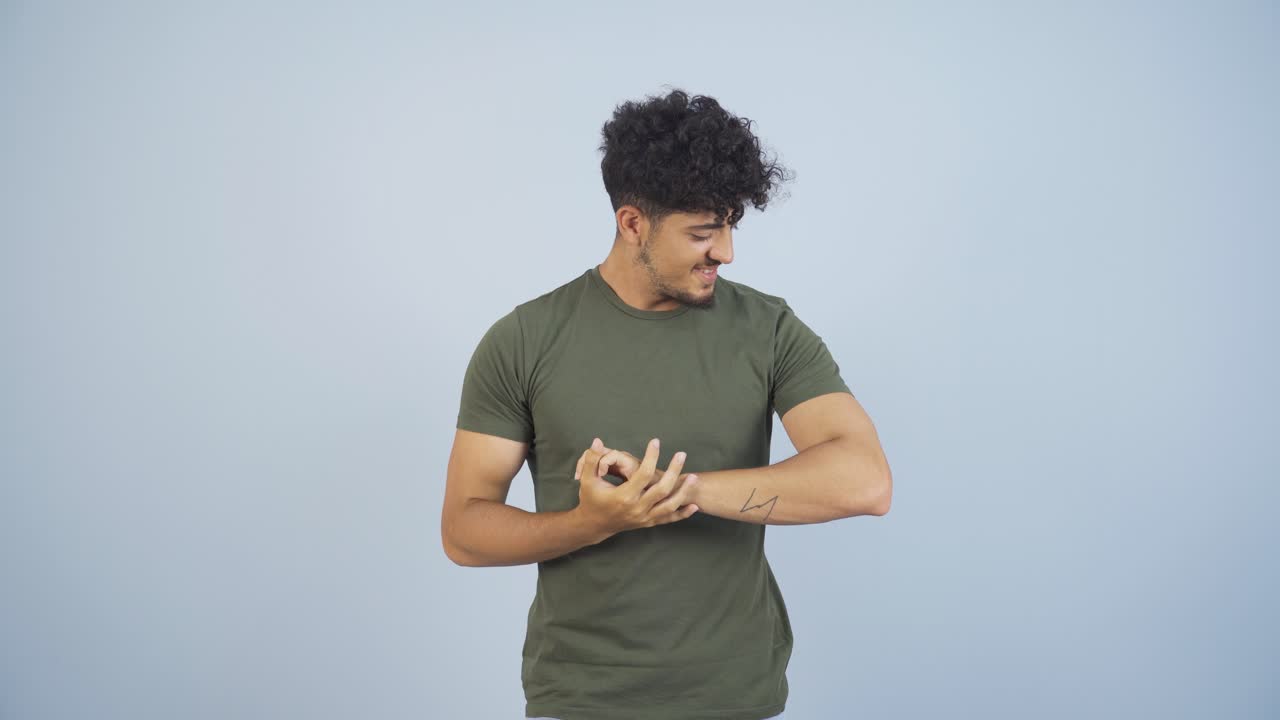 hombre guapo y carismático.