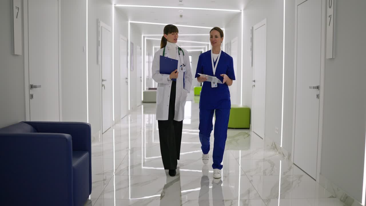 Médicos e enfermeiros no corredor do hospital