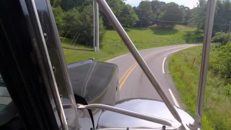 SEMI-TRUCK-ON-CURVY-ROAD-IN-NORTH-CAROLINA,-TRACTOR-TRAILER-DIESEL-TRUCK