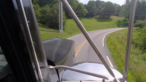camión semi en carretera con curvas en carolina del norte, camión diesel con remolque de tractor