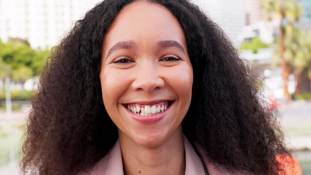 mujer, cara y primer plano de viaje por la ciudad