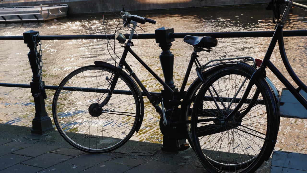 암스테르담에서 운하 난간으로 자전거