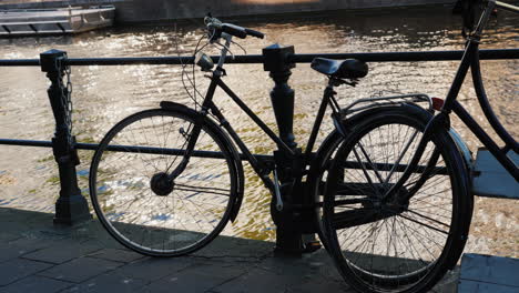 Fahrrad-Am-Kanalgeländer-In-Amsterdam