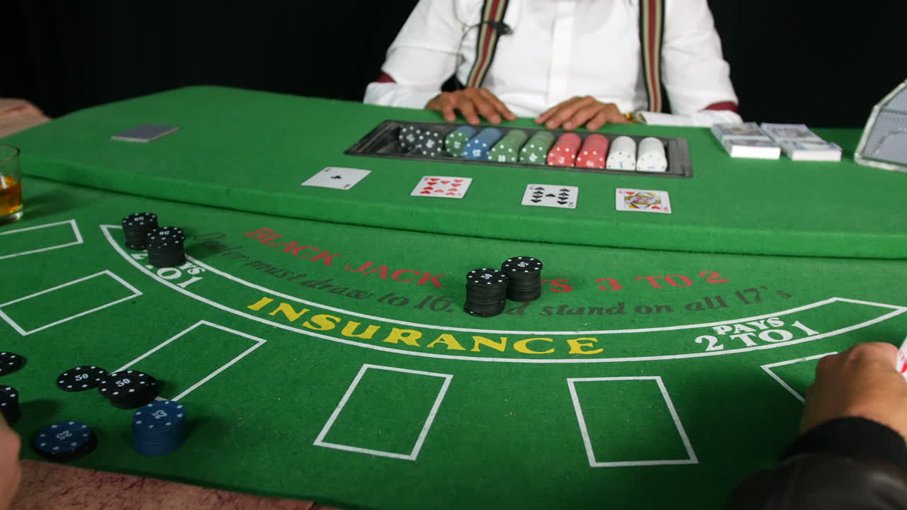 jugadores de póquer colocando apuestas con fichas de póquer en una tabla de blackjack en un casino