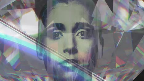 animación de la cara de una mujer caucásica sobre cristal.