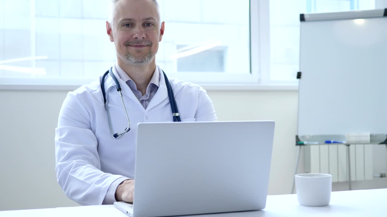 médico serio en el trabajo mirando a la cámara