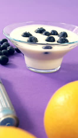 pesas, plátano, vaso de agua, fruta, cuerda para saltar y desayuno