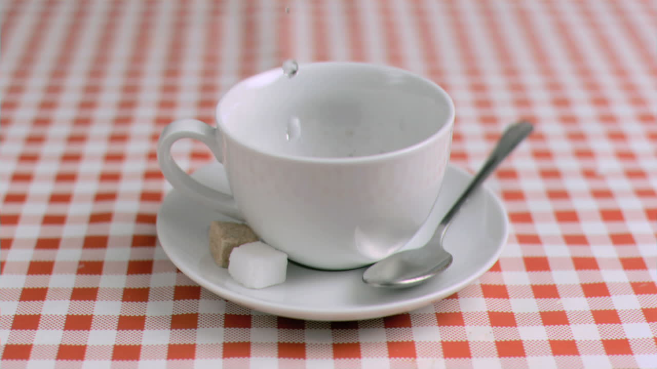 슈퍼 슬로 모션으로 물을 부어 넣습니다.