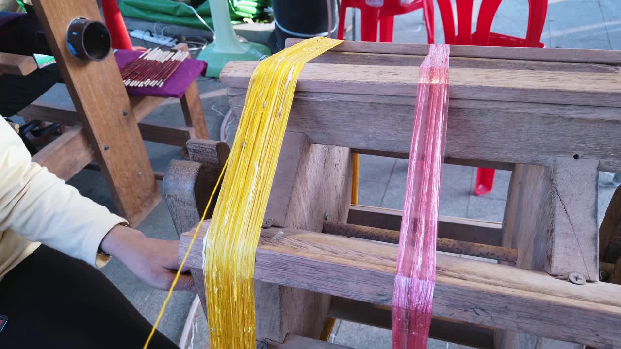 수제 직물 기계에서 작업하는 여성